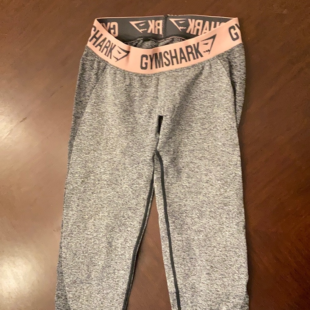 Gym shark leggings